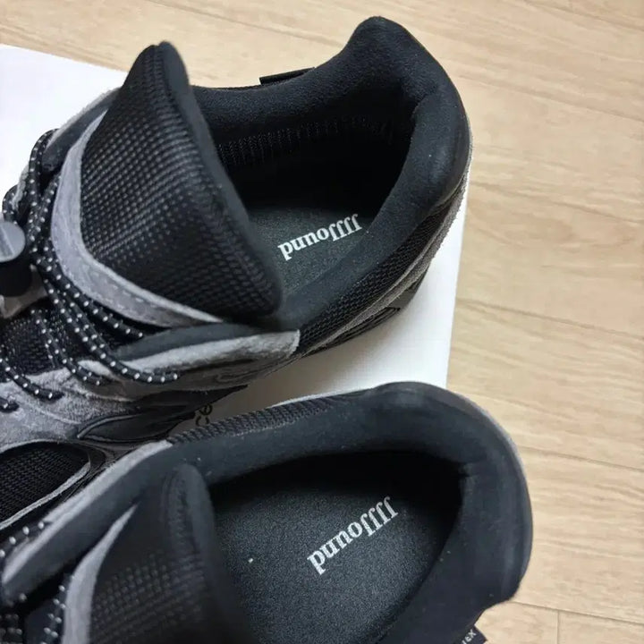 [SOLD OUT] 뉴발란스 x JJJJound 2002R 고어텍스 챠콜 290