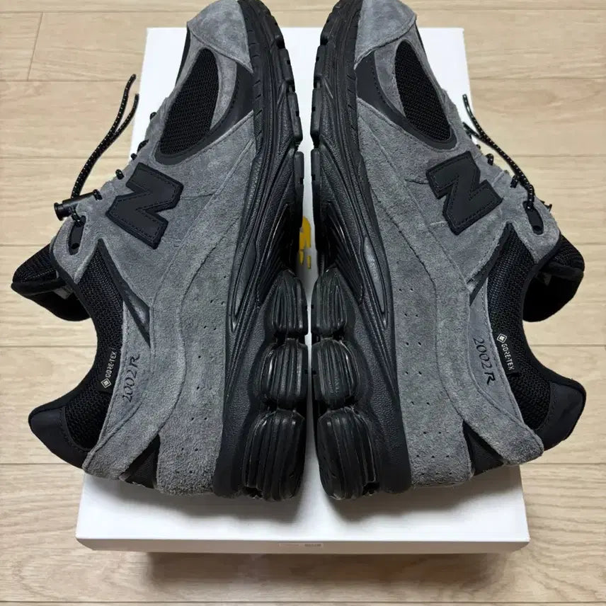 [SOLD OUT] 뉴발란스 x JJJJound 2002R 고어텍스 챠콜 290