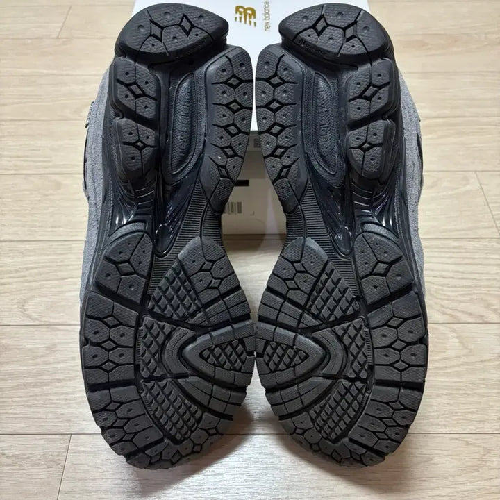 [SOLD OUT] 뉴발란스 x JJJJound 2002R 고어텍스 챠콜 290