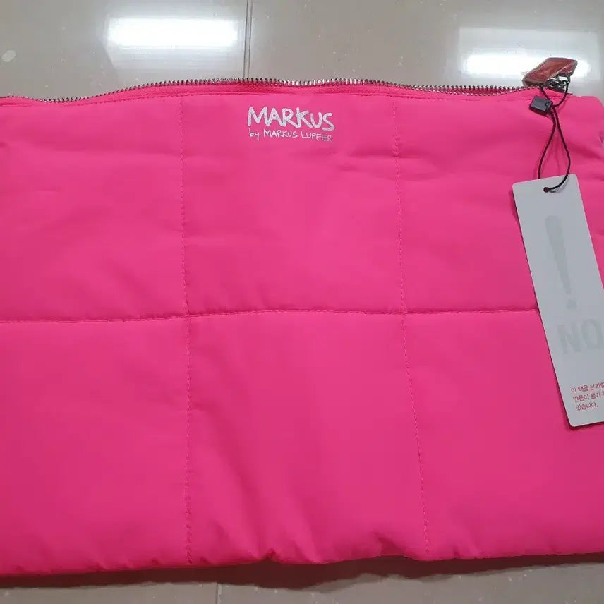 [BUNJANG] MARKUS Ruper Pink Pouch / MARKUS 루퍼 핑크 패딩 클러치/아이패드 파우치( 새상품)