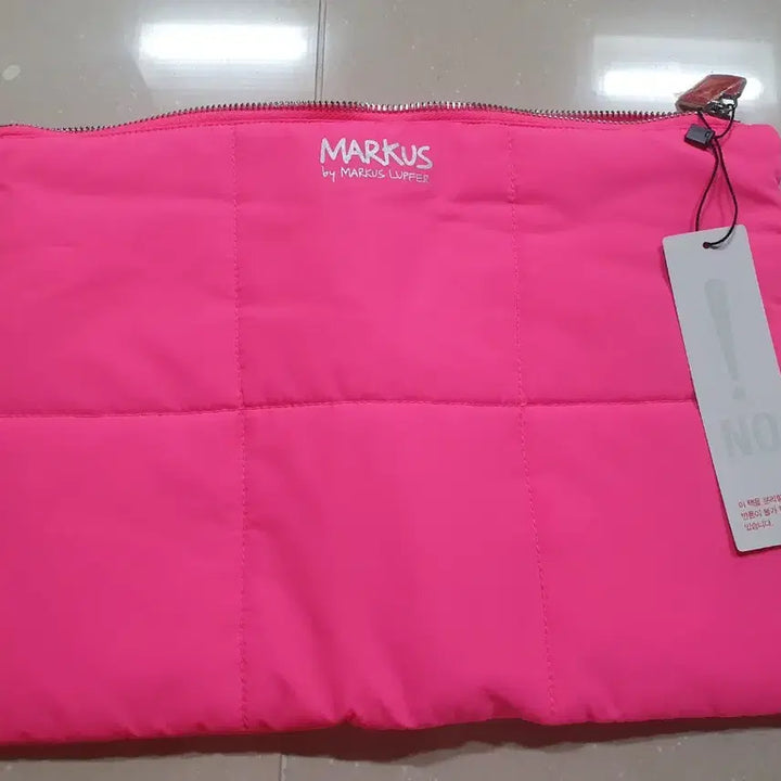 [BUNJANG] MARKUS Ruper Pink Pouch / MARKUS 루퍼 핑크 패딩 클러치/아이패드 파우치( 새상품)