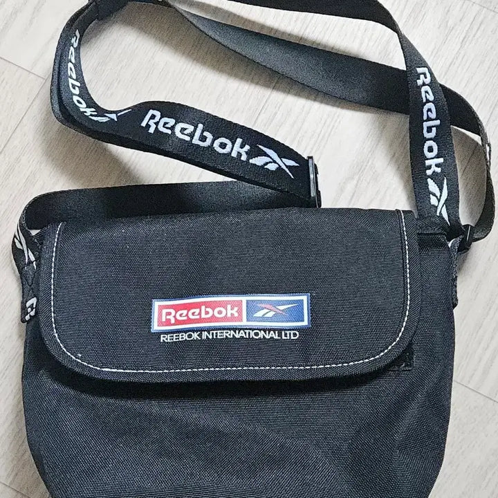 [BUNJANG] Reebok Vector Mini Crossbody Bag Black / 리복 벡터 미니 크로스백 블랙
