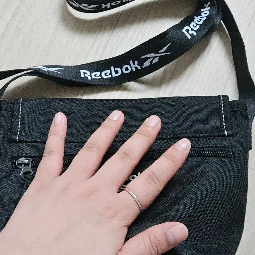 [BUNJANG] Reebok Vector Mini Crossbody Bag Black / 리복 벡터 미니 크로스백 블랙