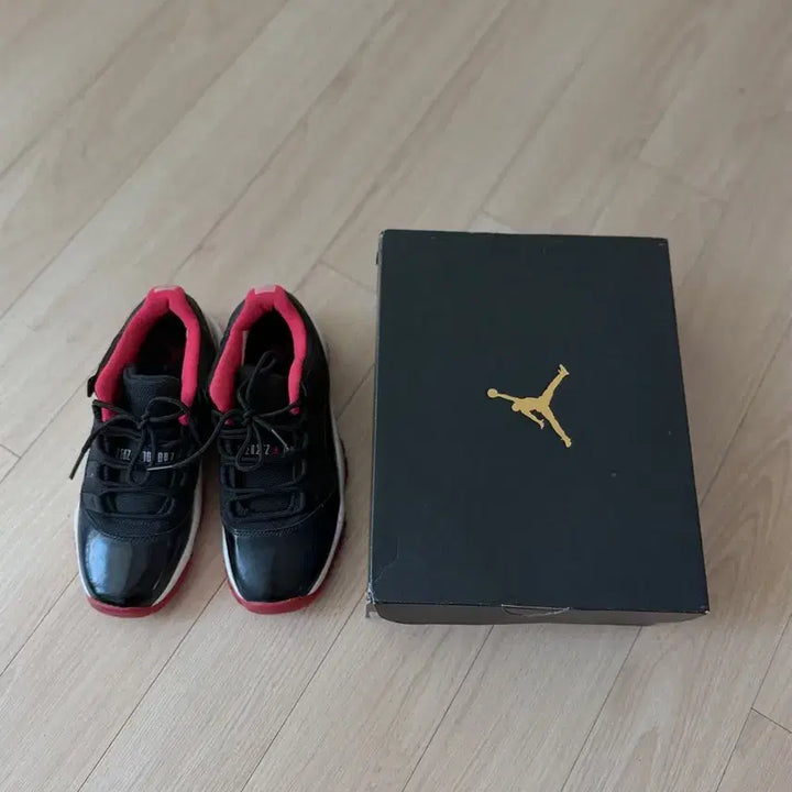 [BUNJANG] Air Jordan 11 Retro Bred (Boxed) Sneakers / 에어조던 11 레트로 브레드 (박스O) 4y 230
