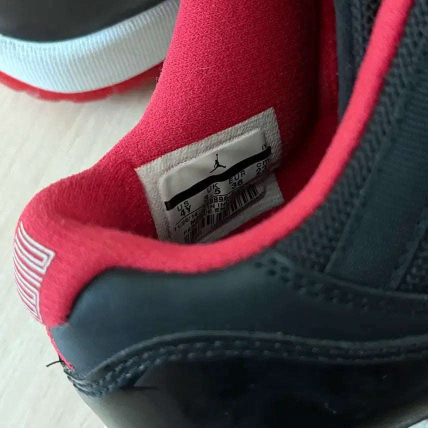 [BUNJANG] Air Jordan 11 Retro Bred (Boxed) Sneakers / 에어조던 11 레트로 브레드 (박스O) 4y 230