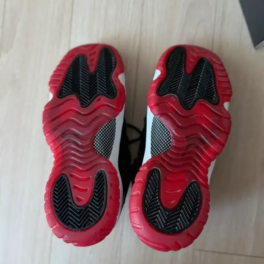 [BUNJANG] Air Jordan 11 Retro Bred (Boxed) Sneakers / 에어조던 11 레트로 브레드 (박스O) 4y 230