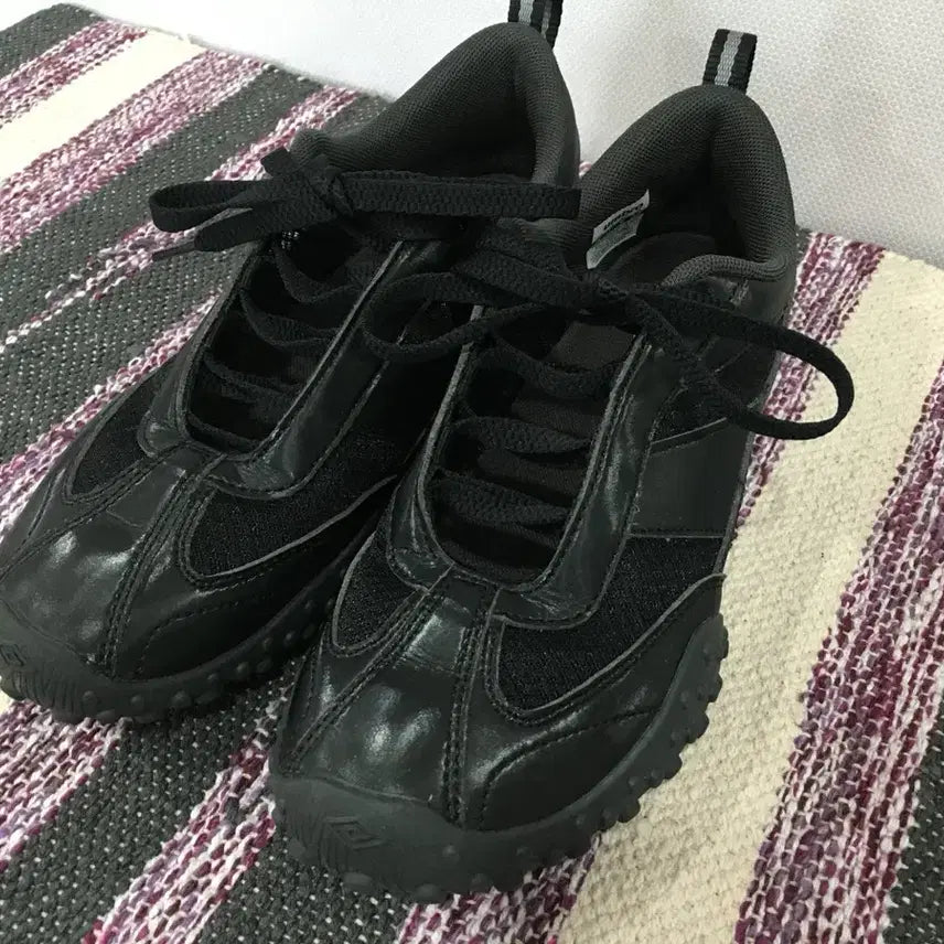 [BUNJANG] Umbro Mayve Black Shoes Size 240 / (240) 엄브로 메이브 블랙