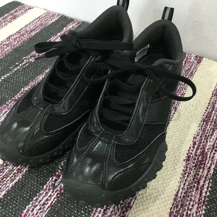 [BUNJANG] Umbro Mayve Black Shoes Size 240 / (240) 엄브로 메이브 블랙