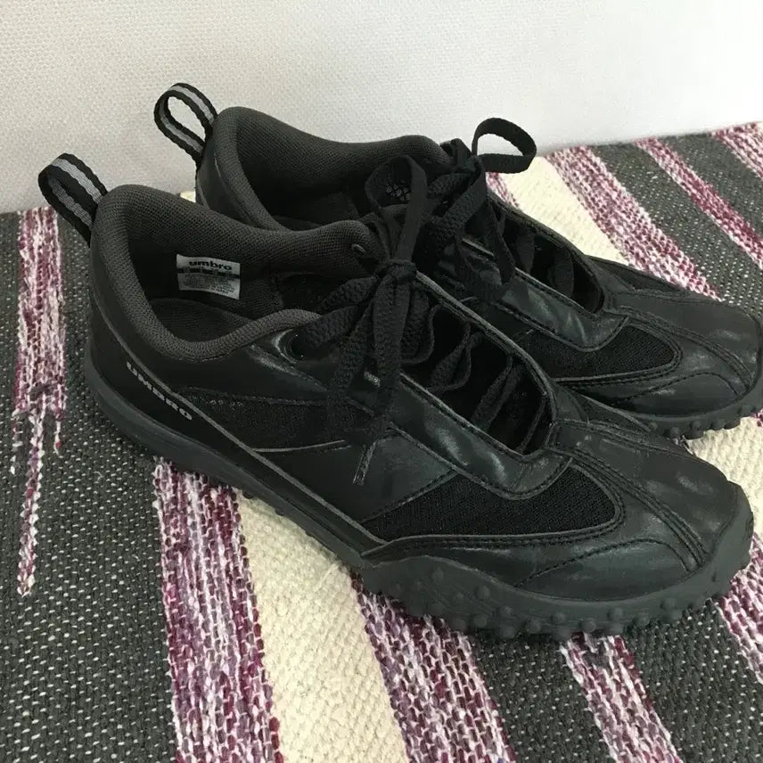 [BUNJANG] Umbro Mayve Black Shoes Size 240 / (240) 엄브로 메이브 블랙