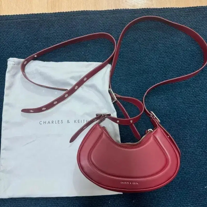 [BUNJANG] Charles &amp; Keith Petra Curve Shoulder Bag Red Han So Hee / (반택택포)찰스앤키스 페트라 커브 숄더백 레드 한소희