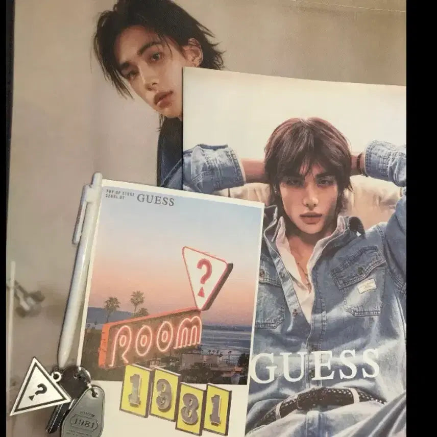 [BUNJANG] Stray Kids Hyunjin Guess Lookbook Bundle Set / 게스 현진 룩북 + 타포린백 + 키링 + 볼펜/ 스트레이키즈 스키즈 팝업