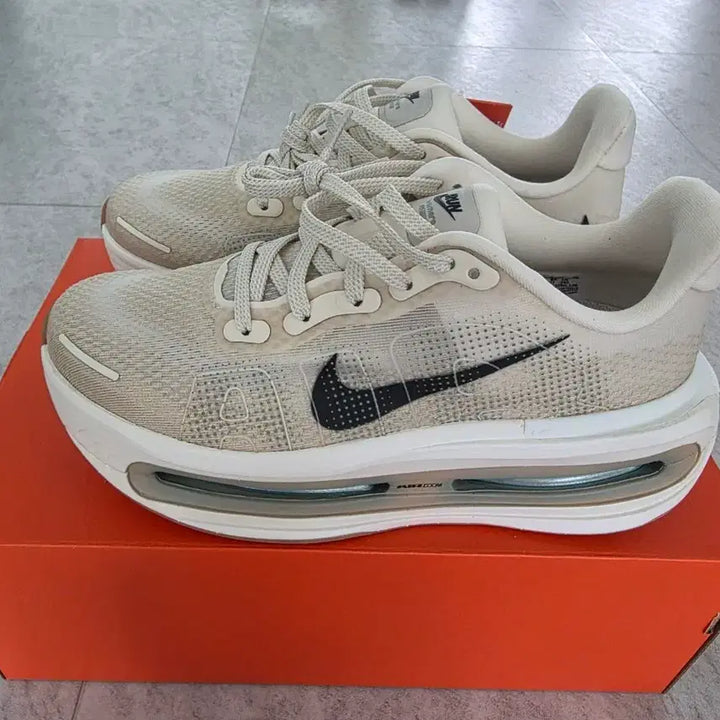 [BUNJANG] Nike Vomero Premium Beige 240 / 나이키 보메로 프리미엄 베이지색상 240