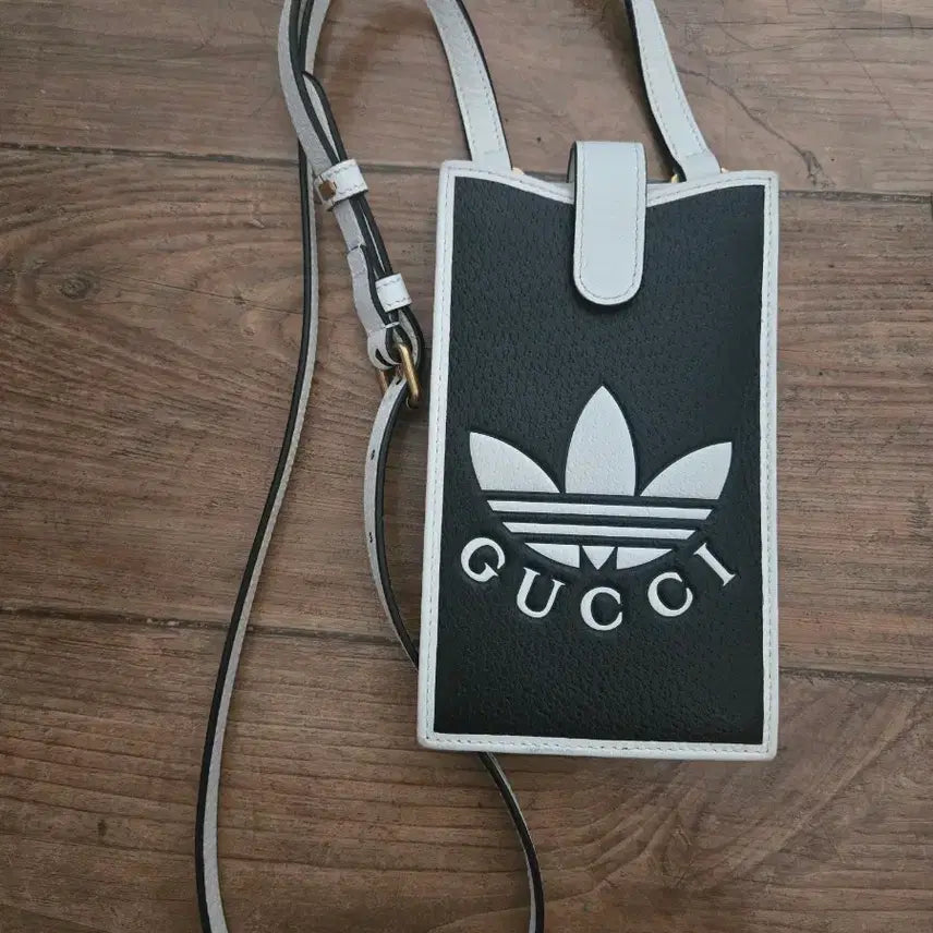[BUNJANG] Gucci x Adidas Collaboration Phone Holder Crossbody Bag / 구찌다스폰백,구찌 아디다스콜라보폰백,구찌다스폰홀드,