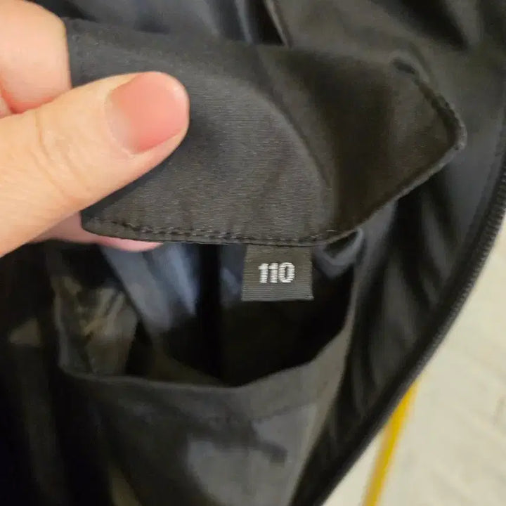 [BUNJANG] Black Hooded Windbreaker Jacket Size 110 / 블랙 후드 바람막이 자켓 110 새상품