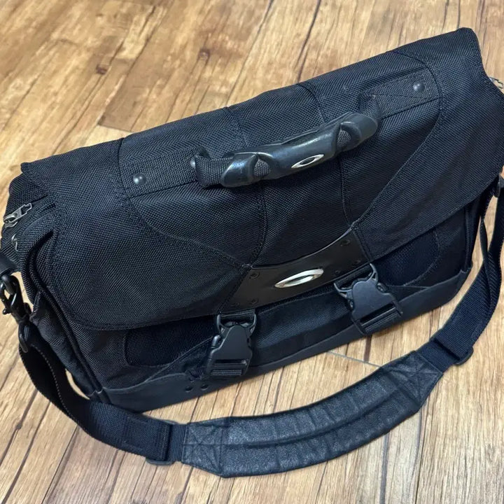 [BUNJANG] Oakley 00s Messenger Bag Crossbody Black / 00s 오클리 메신저백 크로스백 블랙