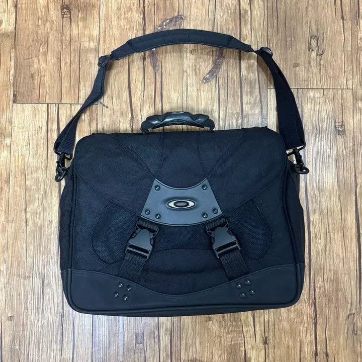 [BUNJANG] Oakley 00s Messenger Bag Crossbody Black / 00s 오클리 메신저백 크로스백 블랙