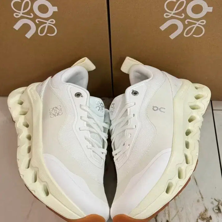 [BUNJANG] On Running Cloudmonster Loewe White Sneakers / On Running 클라우드 몬스터 루에베 화이트