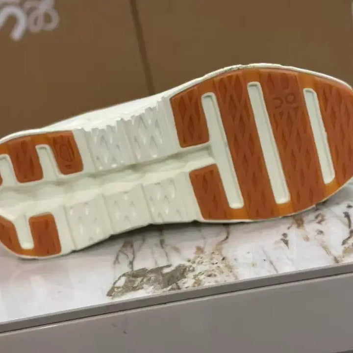 [BUNJANG] On Running Cloudmonster Loewe White Sneakers / On Running 클라우드 몬스터 루에베 화이트