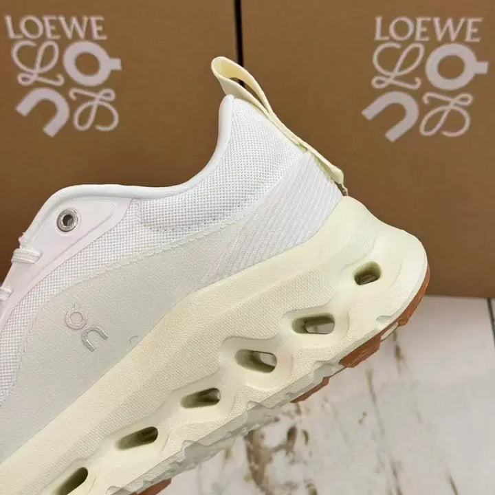 [BUNJANG] On Running Cloudmonster Loewe White Sneakers / On Running 클라우드 몬스터 루에베 화이트