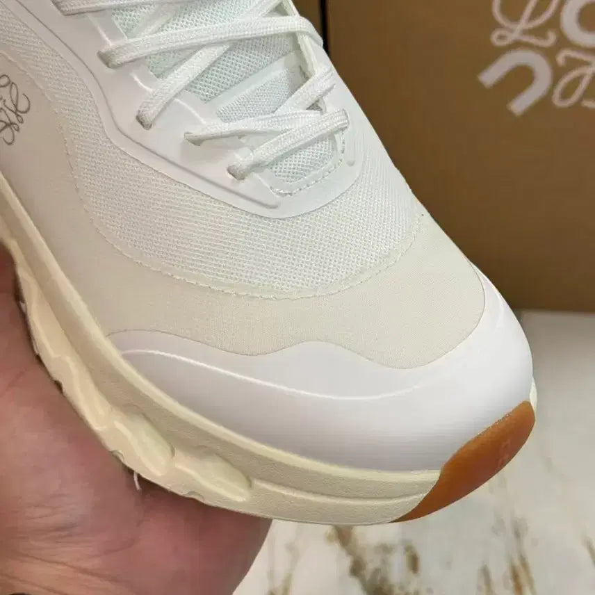 [BUNJANG] On Running Cloudmonster Loewe White Sneakers / On Running 클라우드 몬스터 루에베 화이트