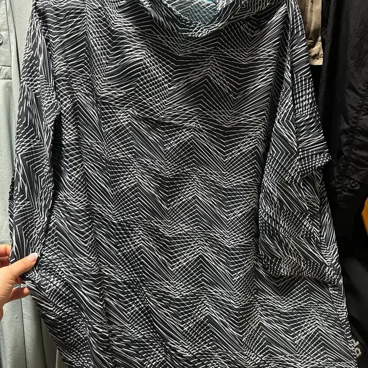 [BUNJANG] MIKVE Pattern Pleats Asymmetrical Blouse / 미크베 MIKVE 패턴 플리츠 언발 블라우스 프리사이즈