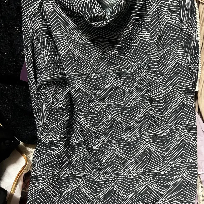 [BUNJANG] MIKVE Pattern Pleats Asymmetrical Blouse / 미크베 MIKVE 패턴 플리츠 언발 블라우스 프리사이즈