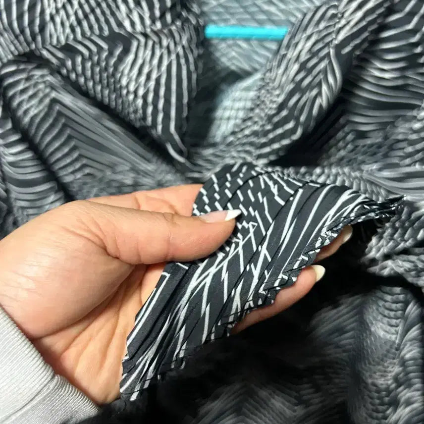 [BUNJANG] MIKVE Pattern Pleats Asymmetrical Blouse / 미크베 MIKVE 패턴 플리츠 언발 블라우스 프리사이즈