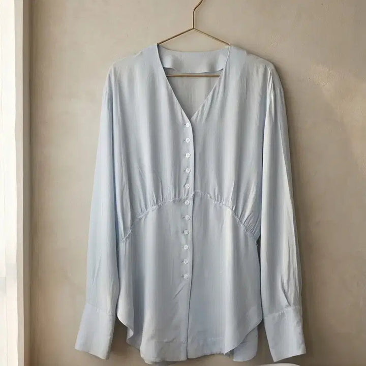 [BUNJANG] Matin Kim Feminine Shirring V-neck Blouse Sky Blue / [Matin Kim] 마틴킴 페미닌 셔링 브이넥 블라우스 (스카이블루)