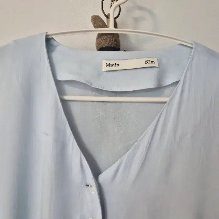 [BUNJANG] Matin Kim Feminine Shirring V-neck Blouse Sky Blue / [Matin Kim] 마틴킴 페미닌 셔링 브이넥 블라우스 (스카이블루)