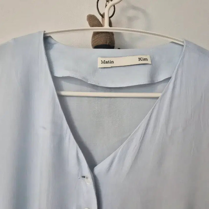 [BUNJANG] Matin Kim Feminine Shirring V-neck Blouse Sky Blue / [Matin Kim] 마틴킴 페미닌 셔링 브이넥 블라우스 (스카이블루)