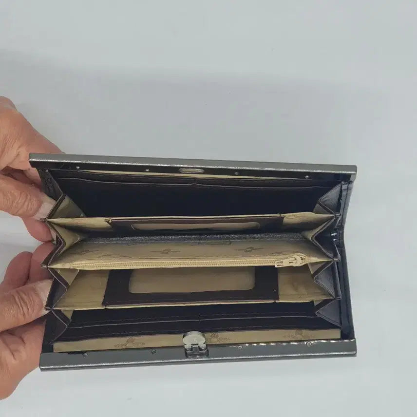 [BUNJANG] Modern Black Enamel Long Wallet / 모던한 블랙 에나멜 장지갑