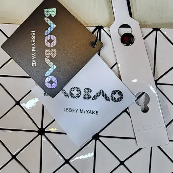 [BUNJANG] Bao Bao Issey Miyake White Tote Bag / 바오바오 이세이미야케 화이트 토트백