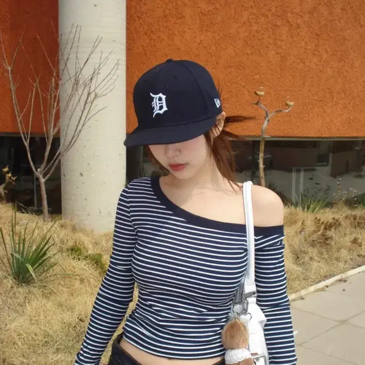 [BUNJANG] Our Cabinet Off-Shoulder Stripe T-Shirt / 아워캐비넷 오프숄더 스프라이트 티