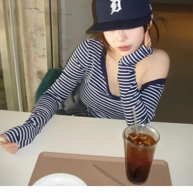 [BUNJANG] Our Cabinet Off-Shoulder Stripe T-Shirt / 아워캐비넷 오프숄더 스프라이트 티