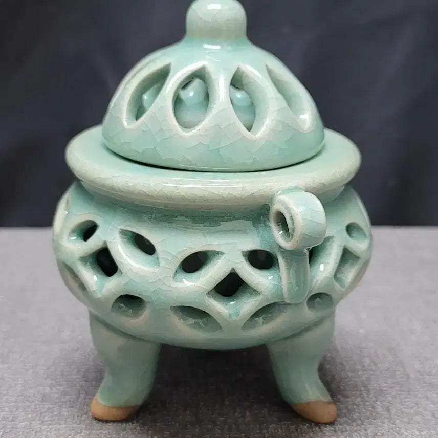 [BUNJANG] Haecheongyo Celadon Three-Legged Pierced Censer / 해청요 청자 삼족 투각향로