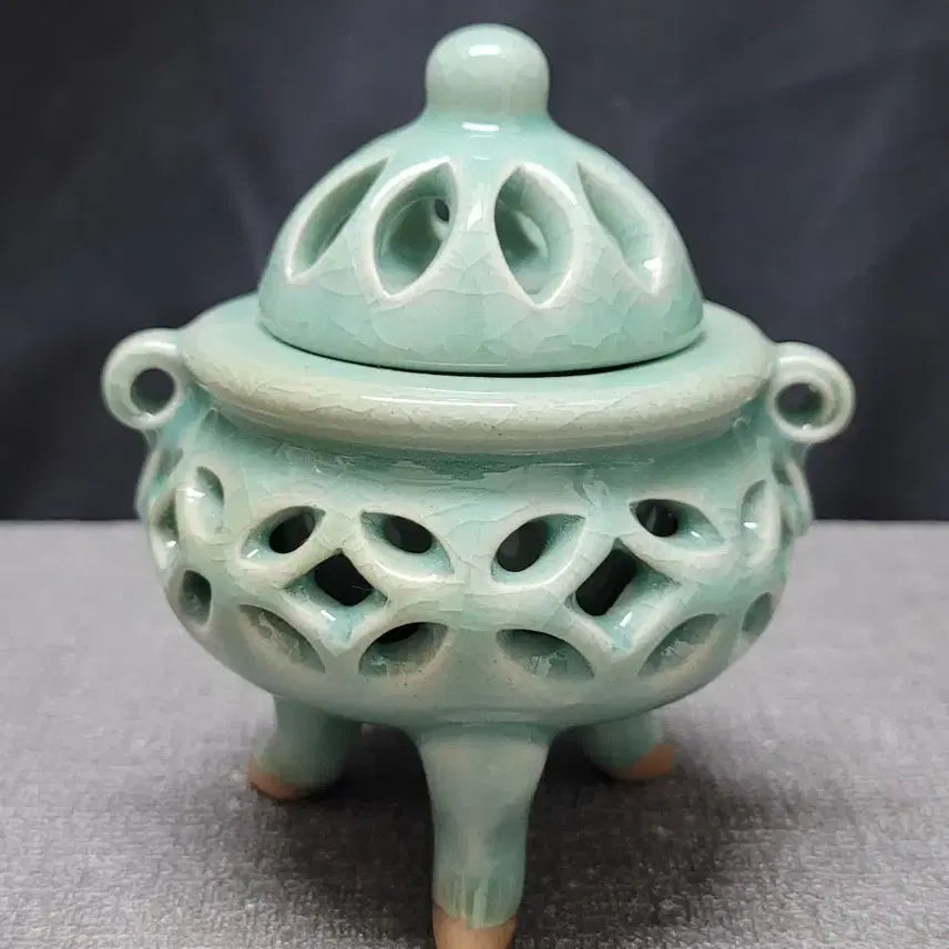[BUNJANG] Haecheongyo Celadon Three-Legged Pierced Censer / 해청요 청자 삼족 투각향로