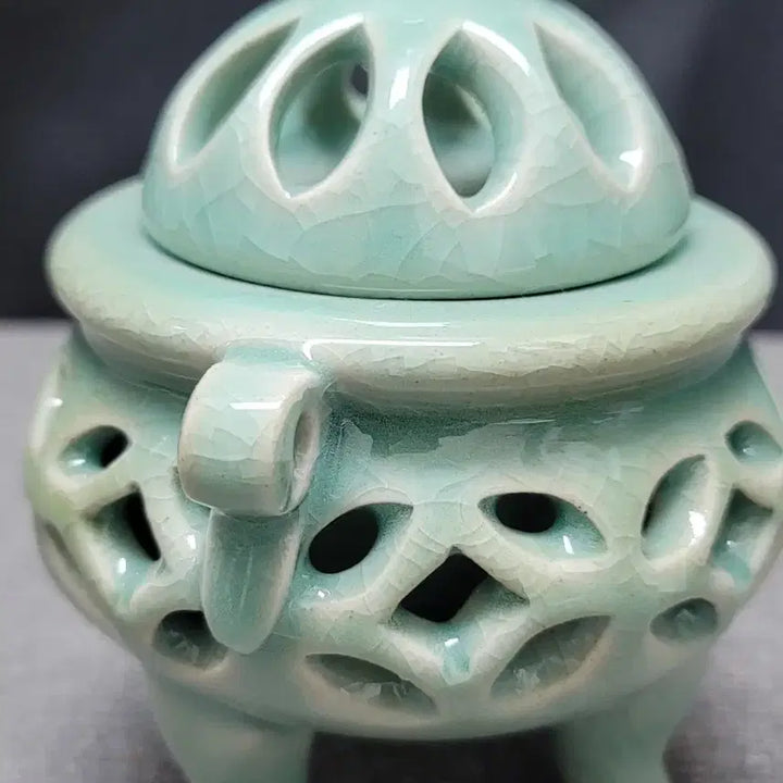 [BUNJANG] Haecheongyo Celadon Three-Legged Pierced Censer / 해청요 청자 삼족 투각향로