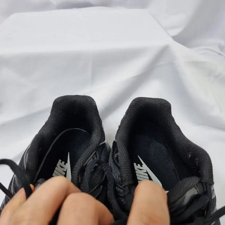 [BUNJANG] 빈티지하서 260 나이키 에어맥스 플러스 TN 스니커즈 트리플 블랙 / 빈티지하서 260 나이키 에어맥스 플러스 TN 스니커즈 트리플 블랙