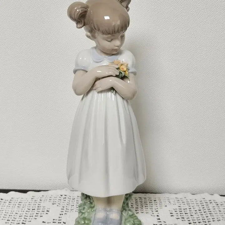 [BUNJANG] Lladro Girl with Flowers Figurine / 야드로 엄마를 위한 꽃을 든 소녀