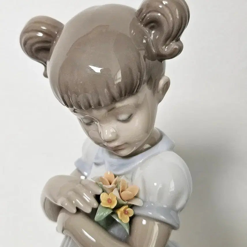 [BUNJANG] Lladro Girl with Flowers Figurine / 야드로 엄마를 위한 꽃을 든 소녀