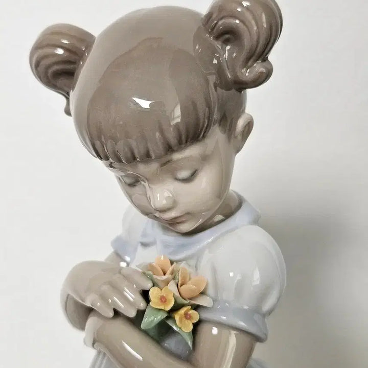 [BUNJANG] Lladro Girl with Flowers Figurine / 야드로 엄마를 위한 꽃을 든 소녀