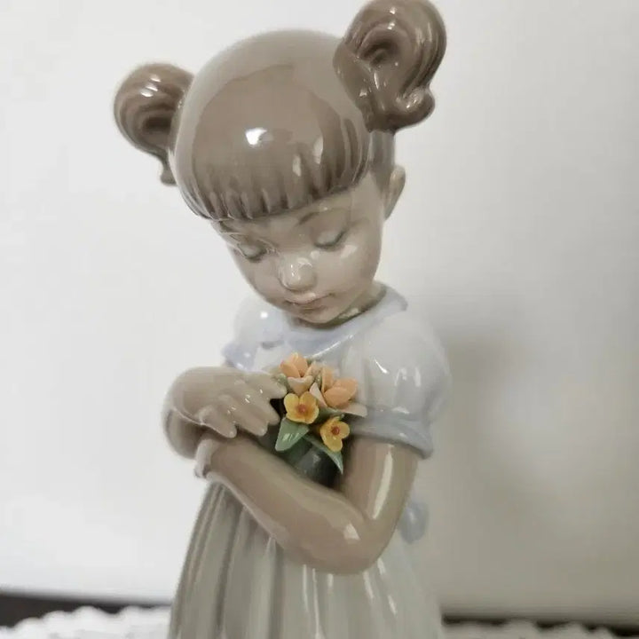 [BUNJANG] Lladro Girl with Flowers Figurine / 야드로 엄마를 위한 꽃을 든 소녀