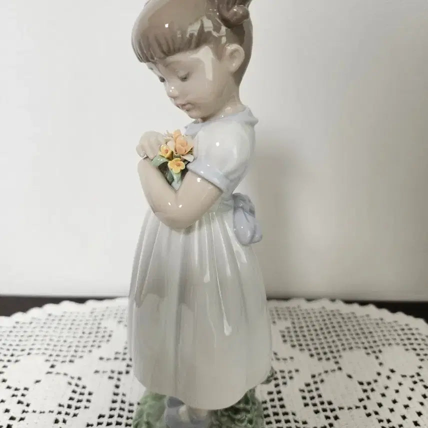 [BUNJANG] Lladro Girl with Flowers Figurine / 야드로 엄마를 위한 꽃을 든 소녀