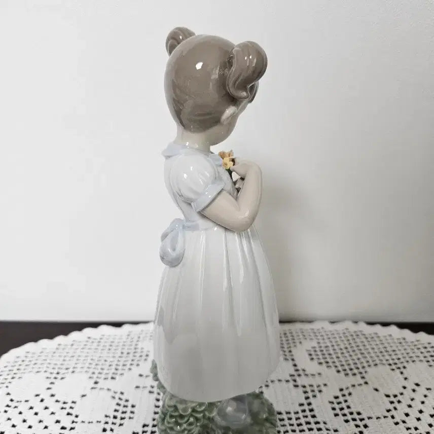 [BUNJANG] Lladro Girl with Flowers Figurine / 야드로 엄마를 위한 꽃을 든 소녀