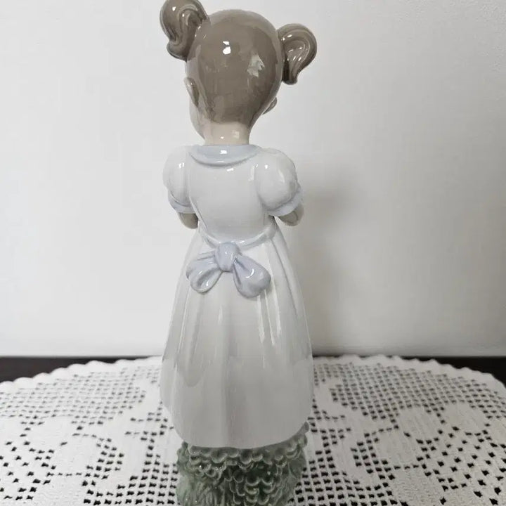 [BUNJANG] Lladro Girl with Flowers Figurine / 야드로 엄마를 위한 꽃을 든 소녀