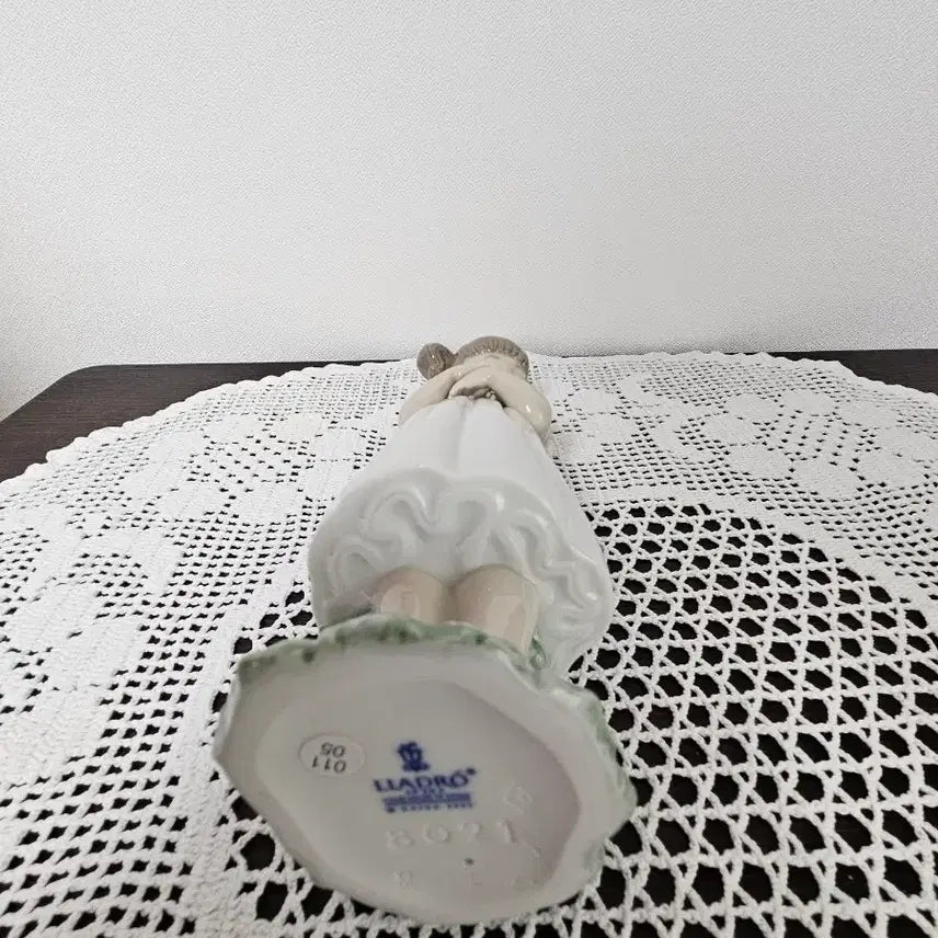 [BUNJANG] Lladro Girl with Flowers Figurine / 야드로 엄마를 위한 꽃을 든 소녀