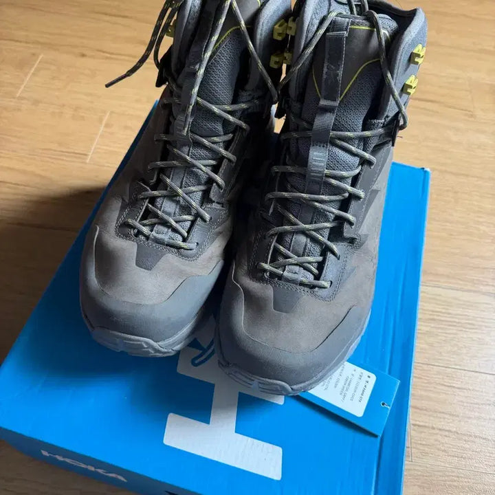 [BUNJANG] Hoka Kaha Gore-Tex Charcoal Grey / [285]호카 카하 고어텍스 차콜 그레이 (고태용님 착용)
