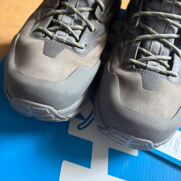[BUNJANG] Hoka Kaha Gore-Tex Charcoal Grey / [285]호카 카하 고어텍스 차콜 그레이 (고태용님 착용)