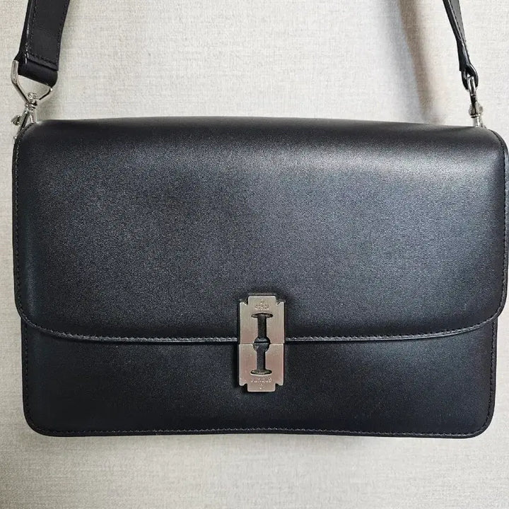 [BUNJANG] Vunque Black Leather Crossbody Bag / 분크 블랙 레더 크로스백
