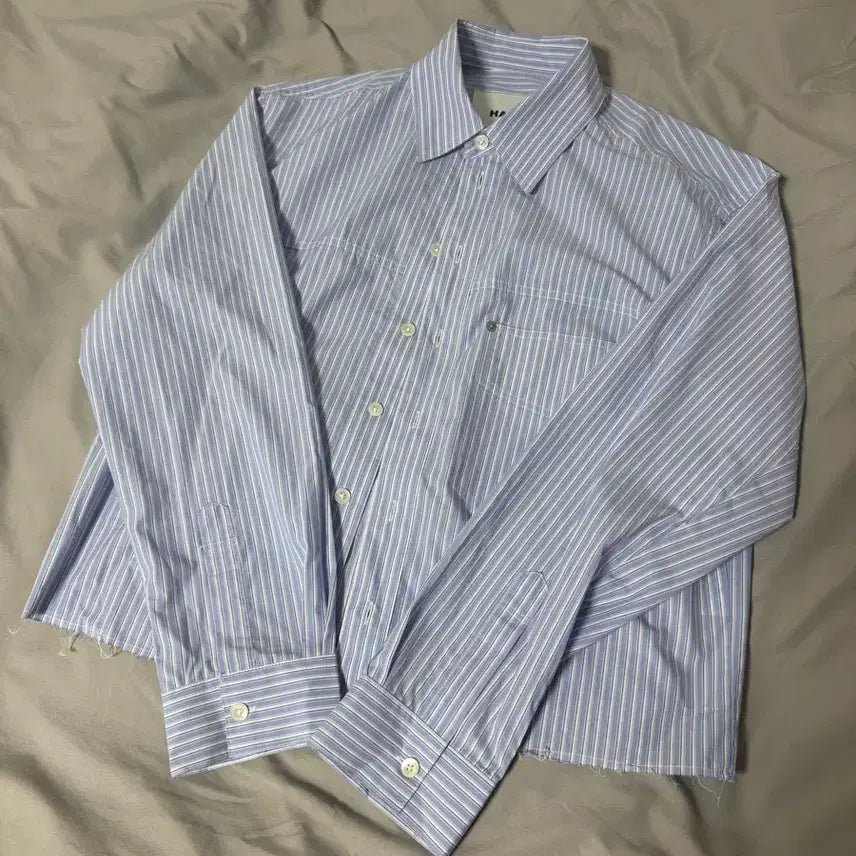 [SOLD OUT] 알렌느 컷 크롭 스트라이프 셔츠 블루 1사이즈